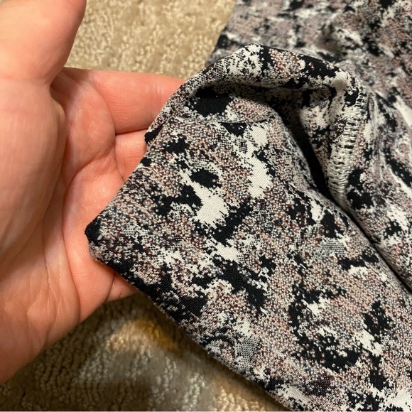 {Athleta} Patterned Cropped Athletic Yoga Leggings ~ Size Small - Picture 6 of 15